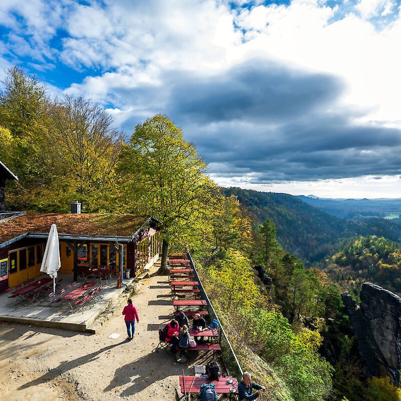 Blick vom Steinhaus auf den Biergarten