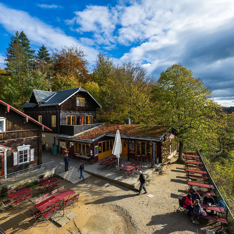 Blick vom Steinhaus auf den Biergarten