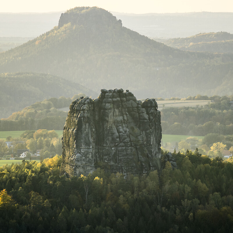 der Lilienstein, Wahrzeichen des Nationalparks, mit dem Falkenstein im Vordergrund