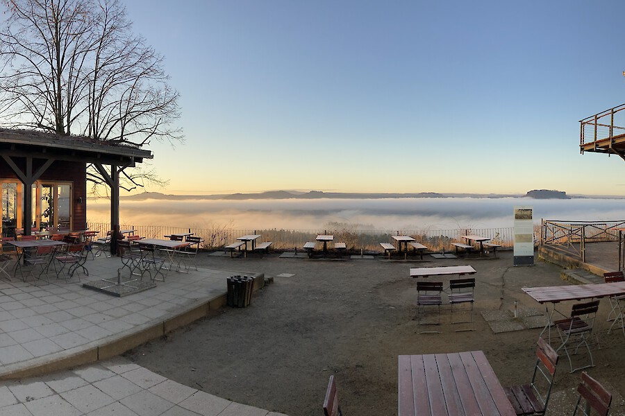 Aussenansicht mit Steinhaus, Terrasse und Gasthaus