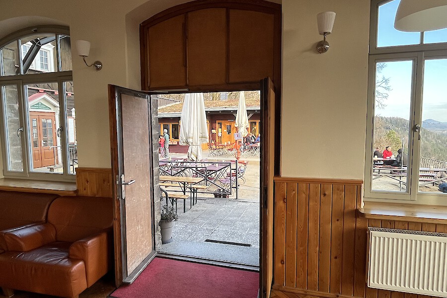 Blick zur gegenüberliegenden Gaststätte